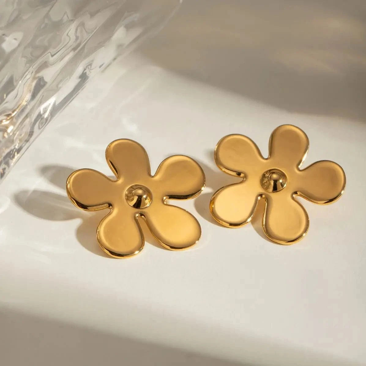 E2183 E2183 18K Gold Plated Stainless Steel Smooth Flower Earrings Hypoallergenic Tarnish-Free Jewelry