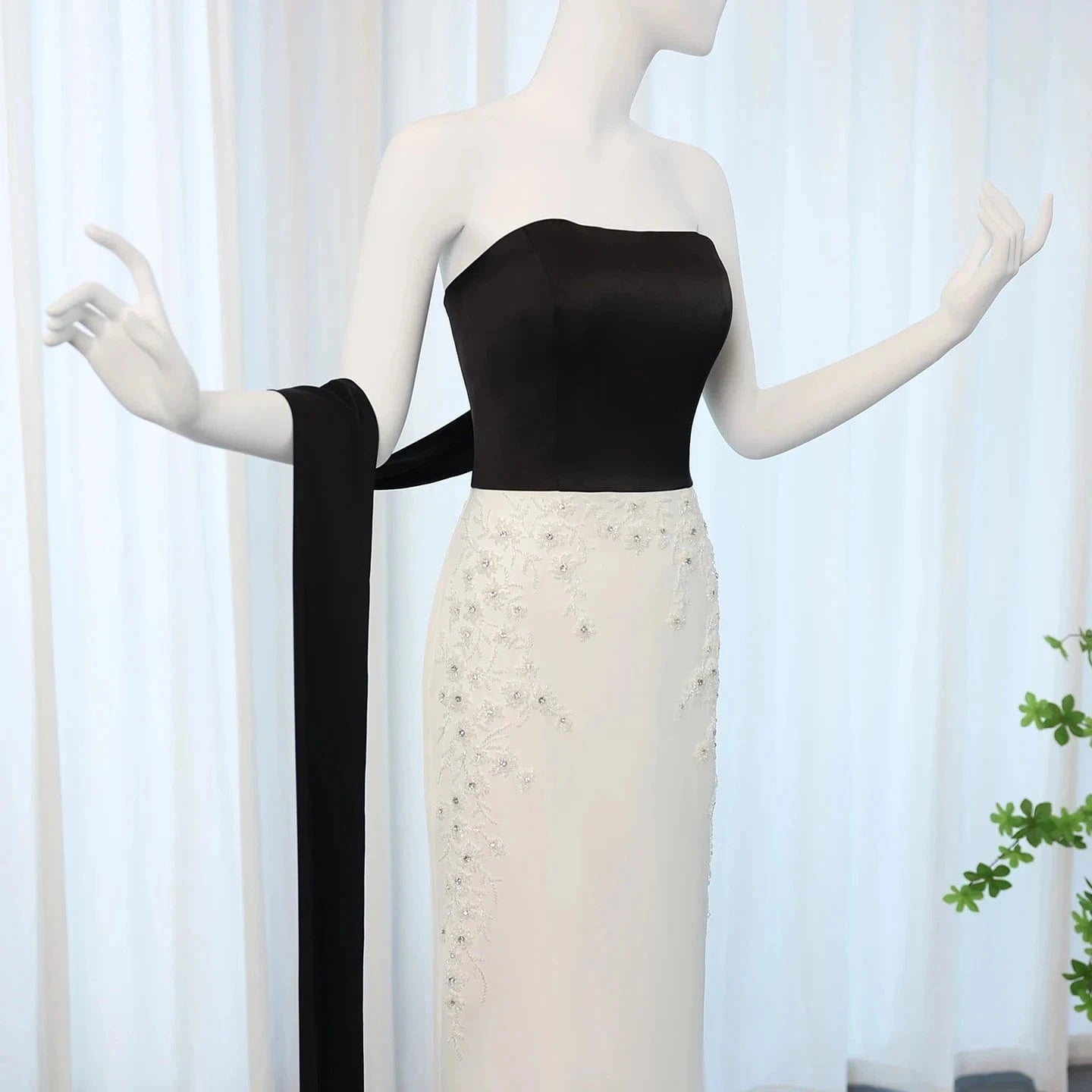 Elegant Black And White Strapless Evening Dress With Cape 2024 Luxury Beaded Arabic Women Wedding Party Gowns Sz419