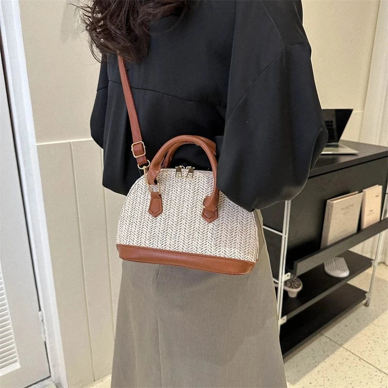 Factory Wholesale Shell Handbags 2023 Light Lady Trendy Straw woven bags lady fashion design purses For Ladies