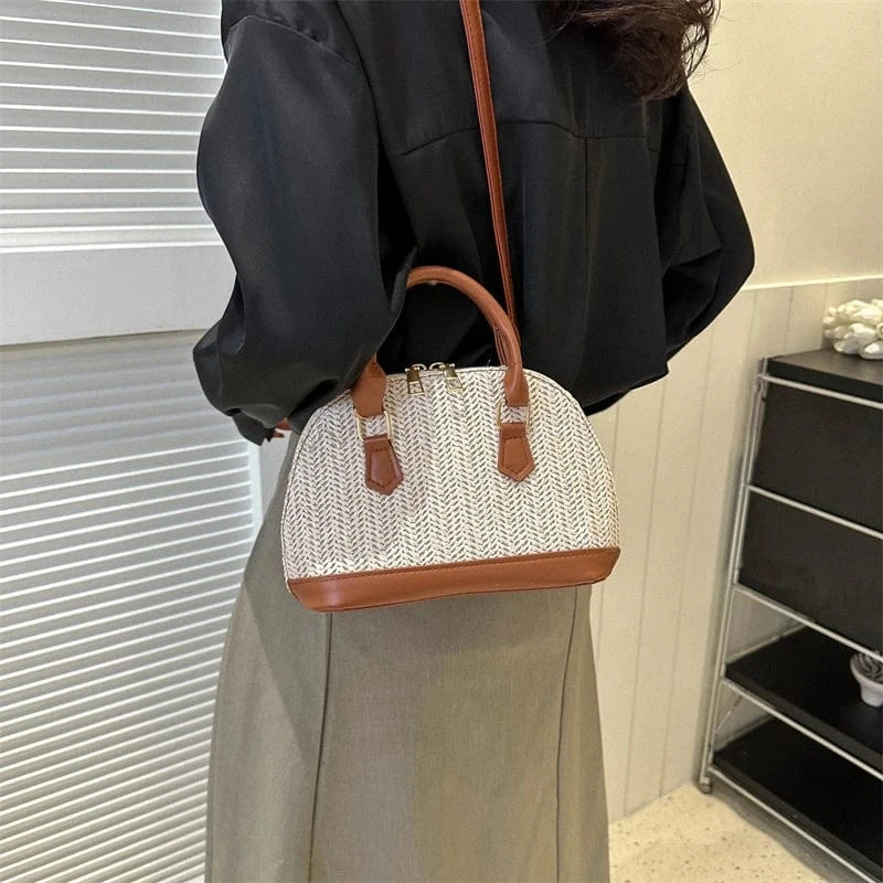 Factory Wholesale Shell Handbags 2023 Light Lady Trendy Straw woven bags lady fashion design purses For Ladies