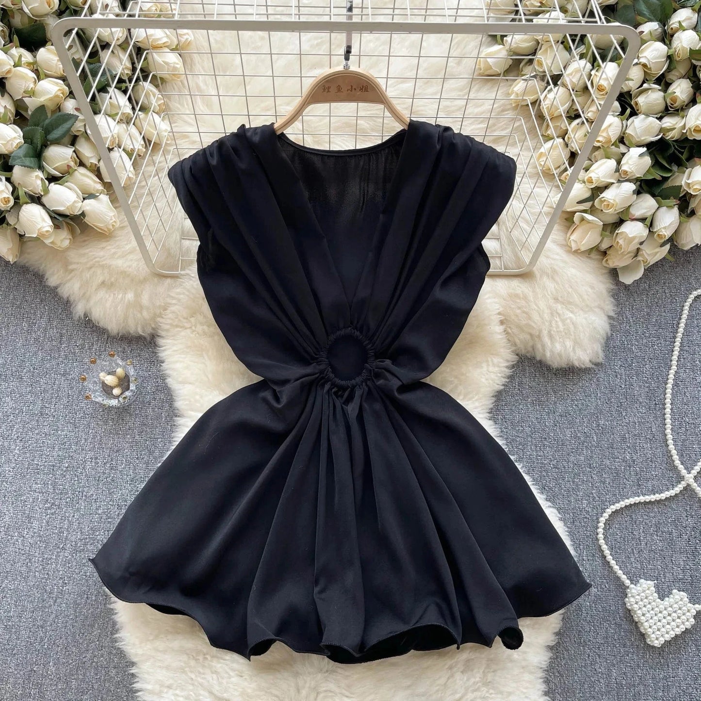 Free / Black 2024 fashion V-neck pleated waistband hollowed out satin top for women summer slim and stylish fishtail shirt