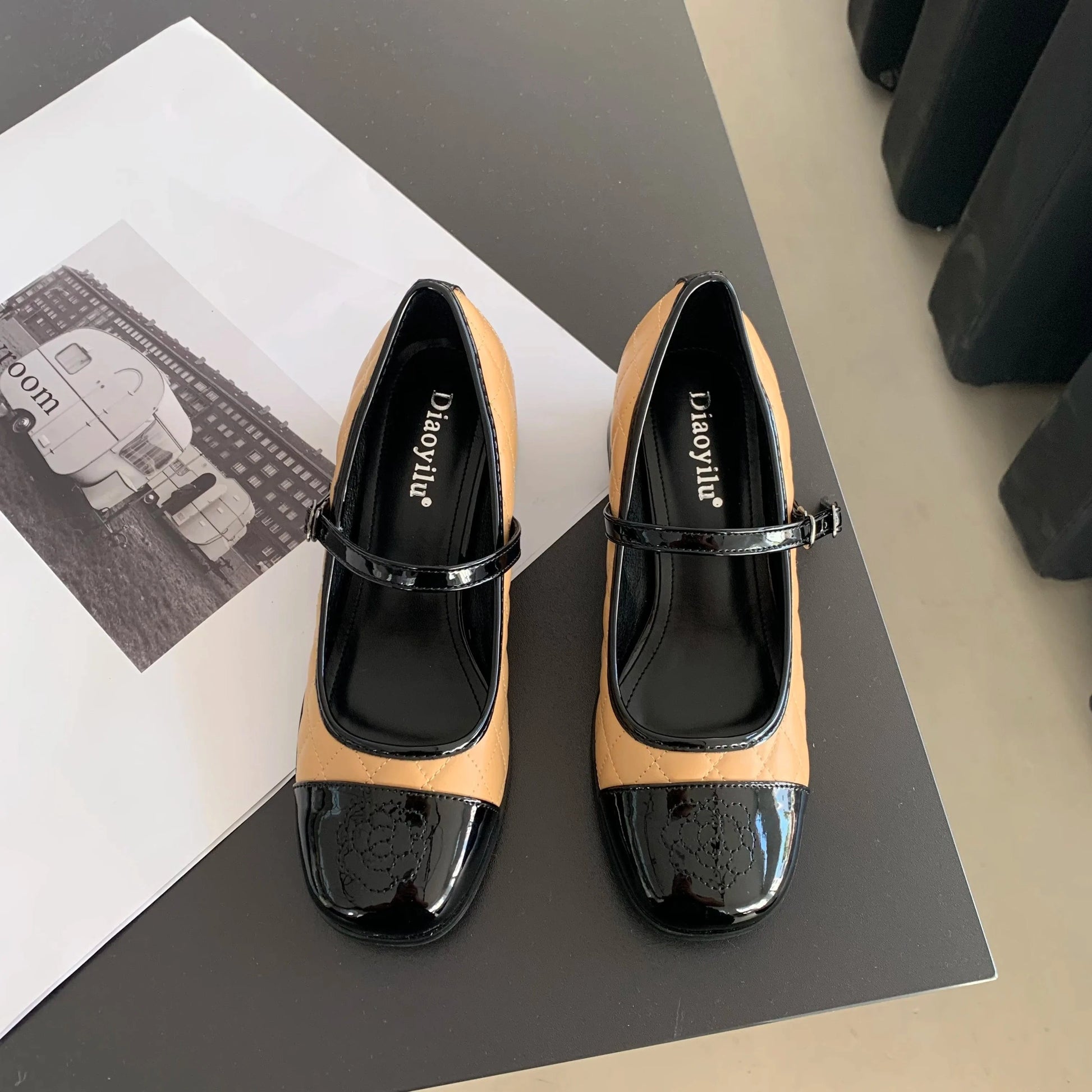 French Mary Jane high heels thick heel round toe color matching retro small leather shoes autumn and winter 2023