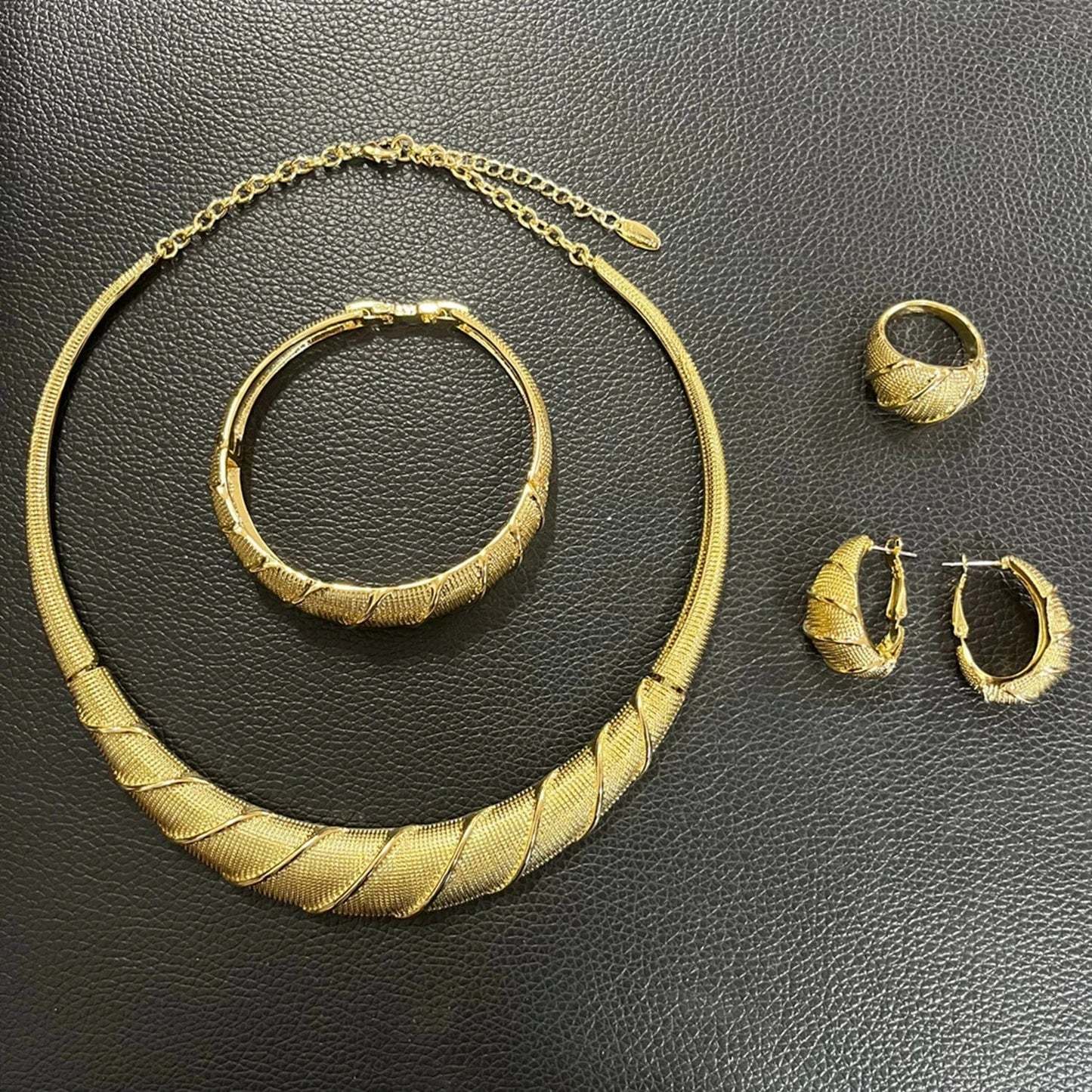 HV003732 High Quality Dubai Necklace Jewelry Set For Woman 2024 latest Design African Jewels 24 k Gold Plated Simple Classic Necklace Set