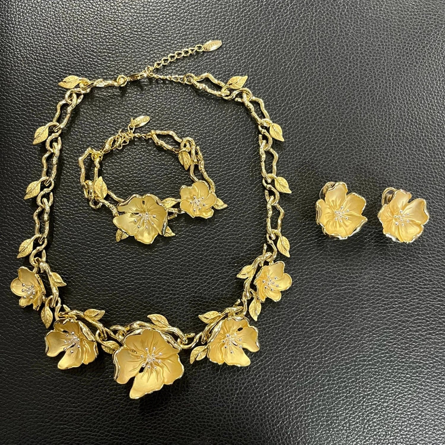 HV21093635 Beautiful Flower Design Jewelry For Women Gold Plated Dubai jewelry Set 4 pieces Jewelry Necklace Earrings Ring Bracelet Sets