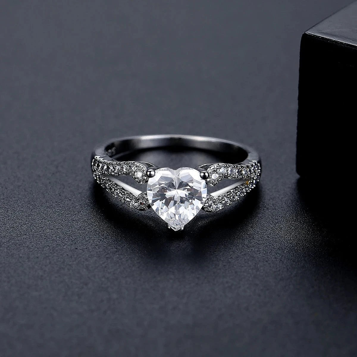LUOTEEMI Diamond Stone Jewelry Woman Eternity Heart Shape Fashion Fancy Popular Claw Engagement Zircon Ring