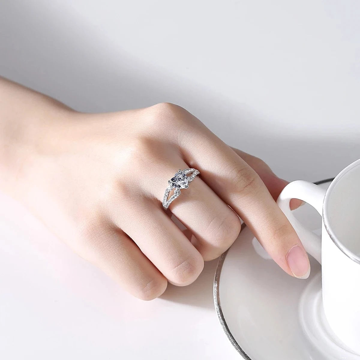 LUOTEEMI Diamond Stone Jewelry Woman Eternity Heart Shape Fashion Fancy Popular Claw Engagement Zircon Ring