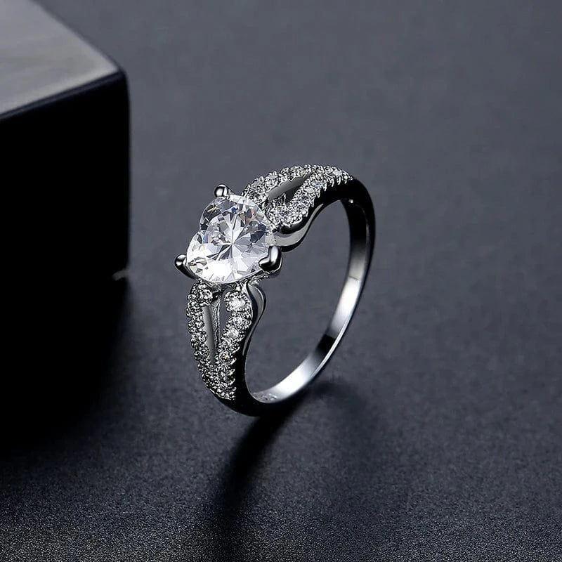 LUOTEEMI Diamond Stone Jewelry Woman Eternity Heart Shape Fashion Fancy Popular Claw Engagement Zircon Ring