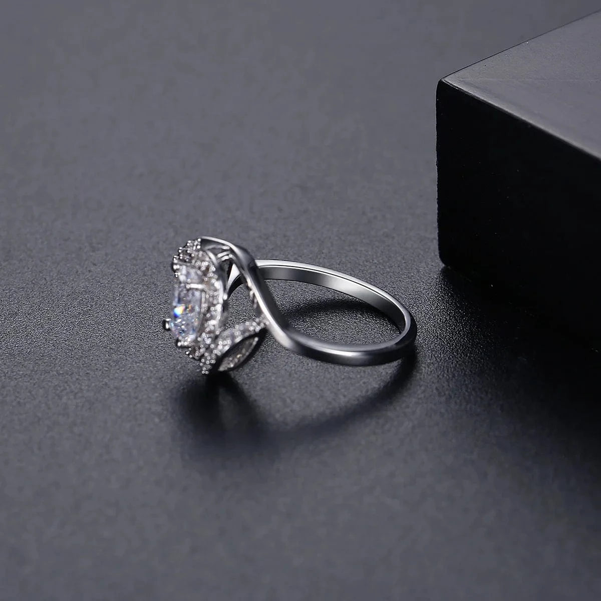 LUOTEEMI European Design Fashion White Gold Plated Party Jewelry CZ Engagement Ring for Women