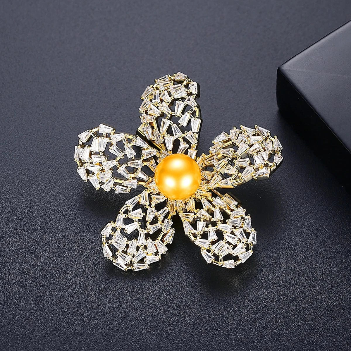 LUOTEEMI Fashion Women Jewelry Pearl & Rhinestone Cubic Zircon Flower Design Pearl Brooch Pin