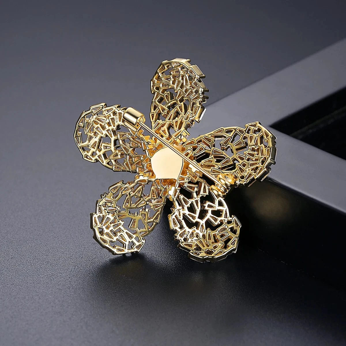 LUOTEEMI Fashion Women Jewelry Pearl & Rhinestone Cubic Zircon Flower Design Pearl Brooch Pin