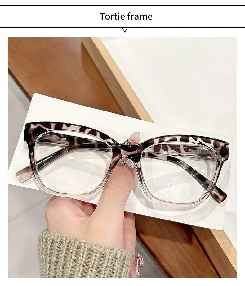 New retro classic square-framed reading glasses with gradient color matching, trendy and fashionable reading glasses