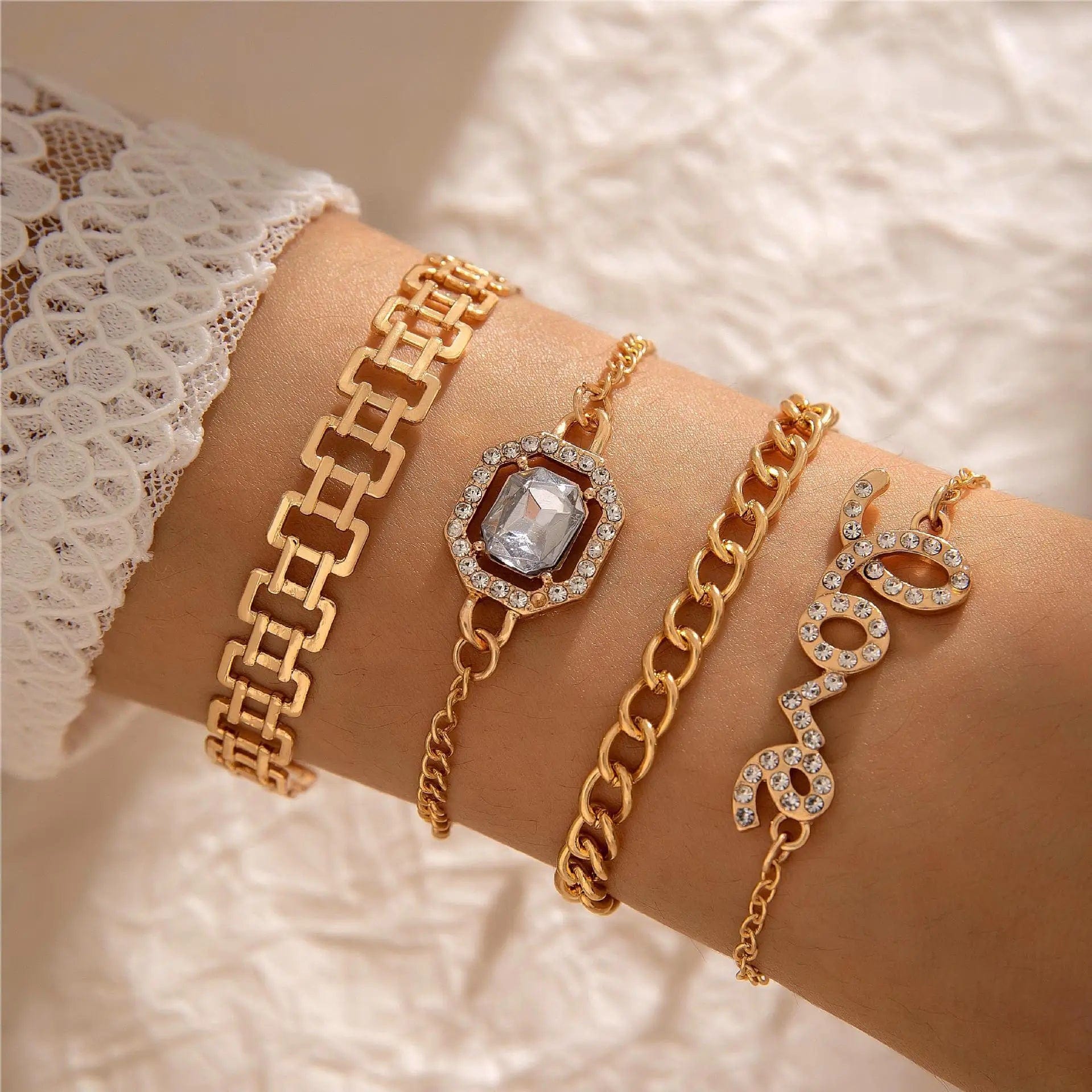 New Vintage Diamond Bracelet Simplicity And Exquisite Heart Metal Bracelet 4-Piece Set Letter Bracelet Charms Jewelry