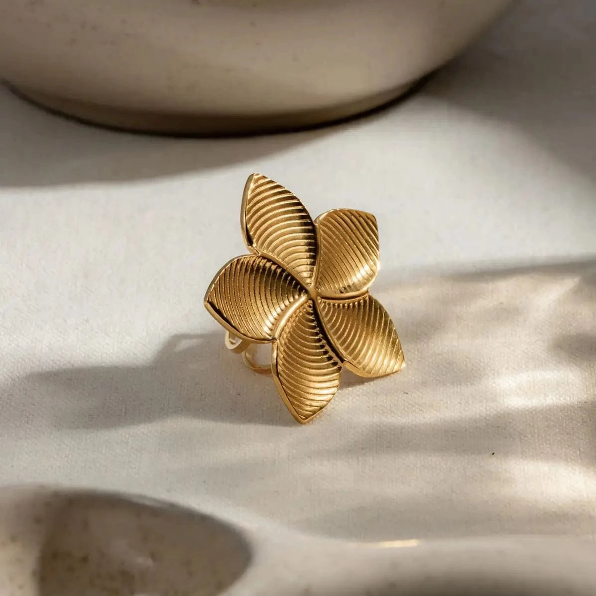 Resizable / minimalist / R2649 R2649 Fashion Jewelry Stainless Steel Rings Women Waterproof 18K Gold Plated Textured Flower Open Ring