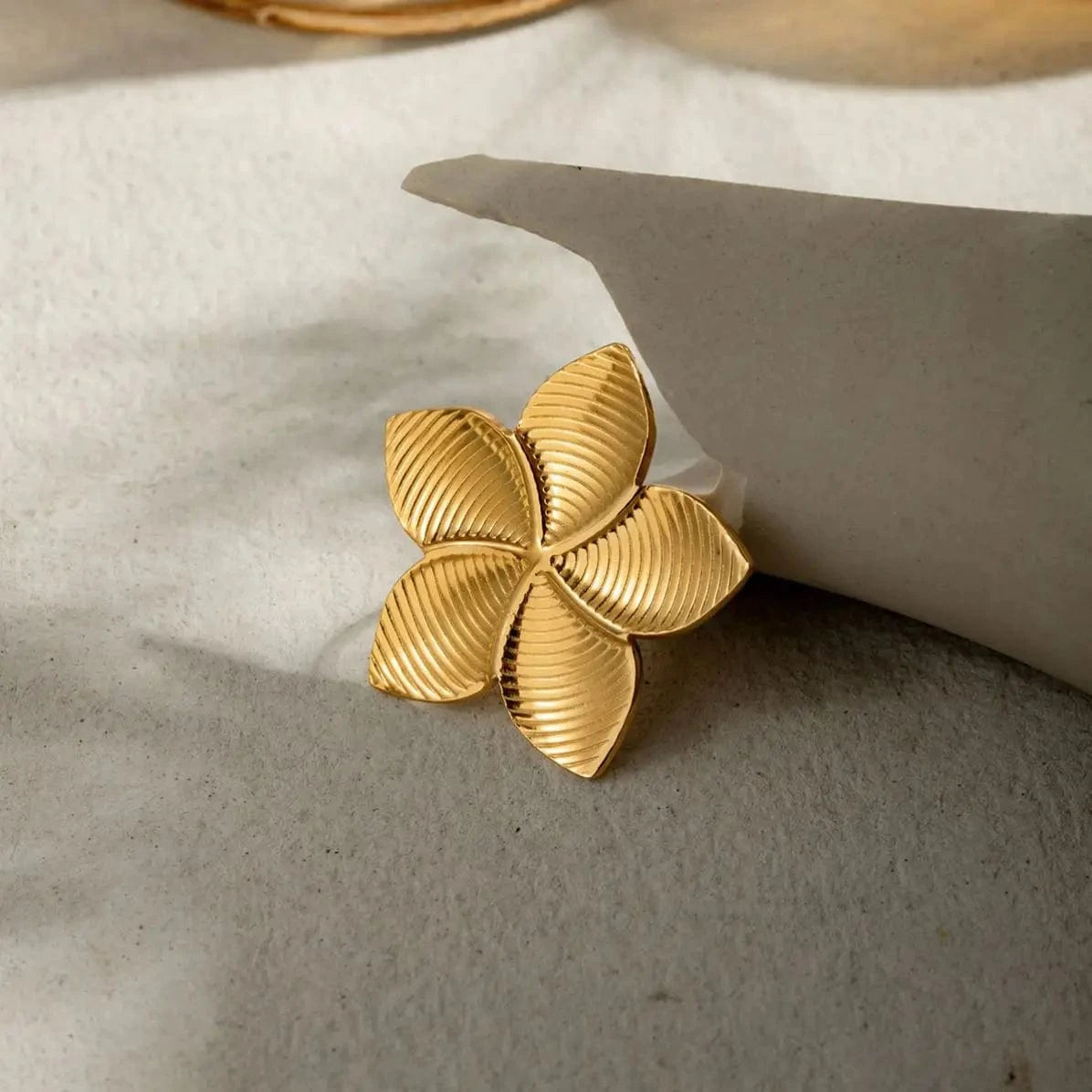 Resizable / minimalist / R2649 R2649 Fashion Jewelry Stainless Steel Rings Women Waterproof 18K Gold Plated Textured Flower Open Ring
