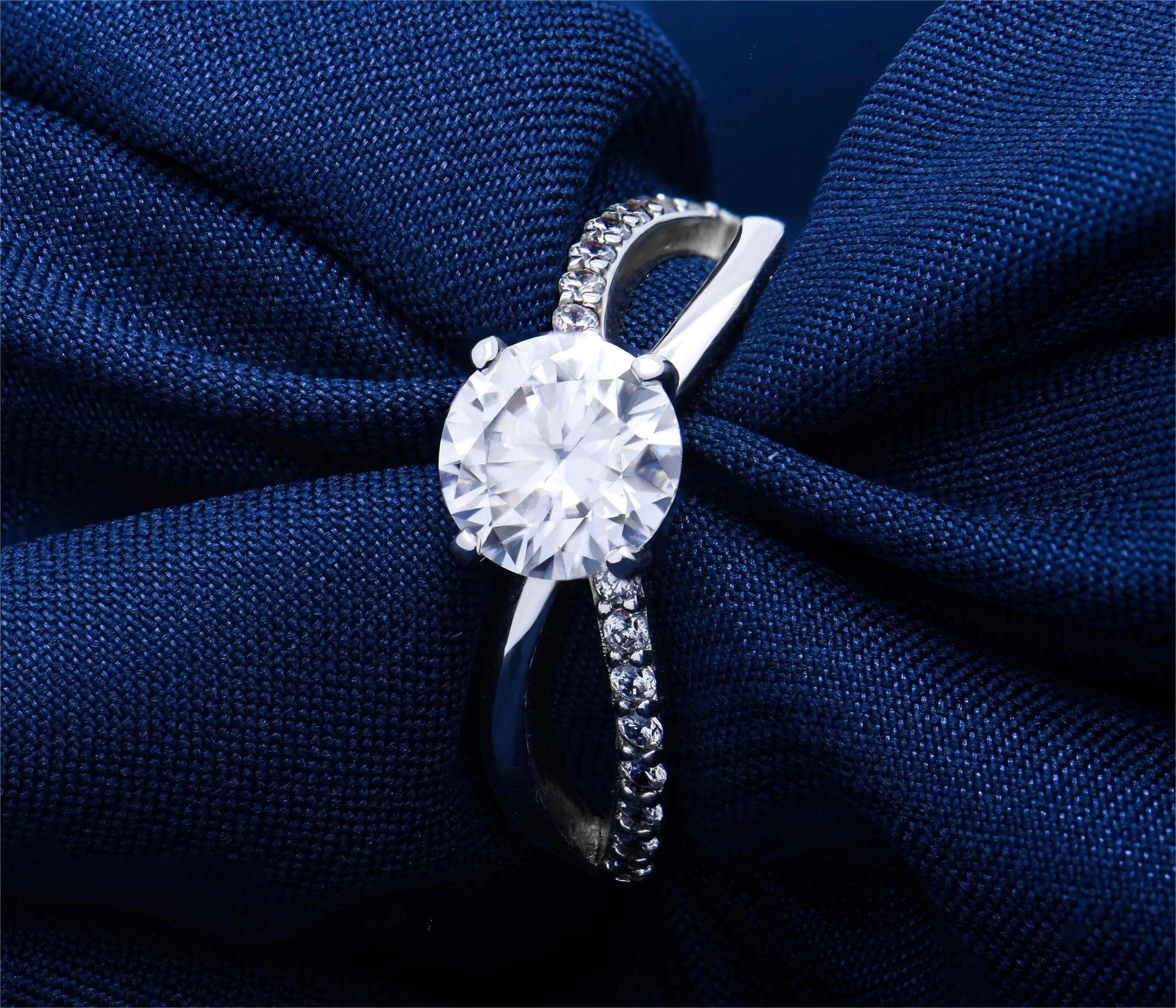 Ribbon connection surface inlaid engagement ring for wedding anniversary  between sincere love