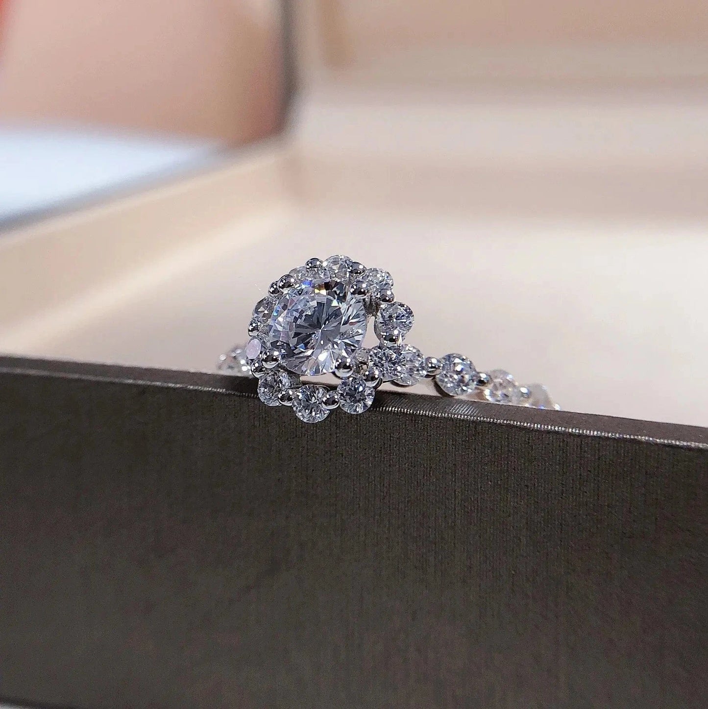 S925 Silver Fine Engagement Jewelry 0.6ct / 5.5mm D VVS1 Round Moissanite Diamond Ring for Women