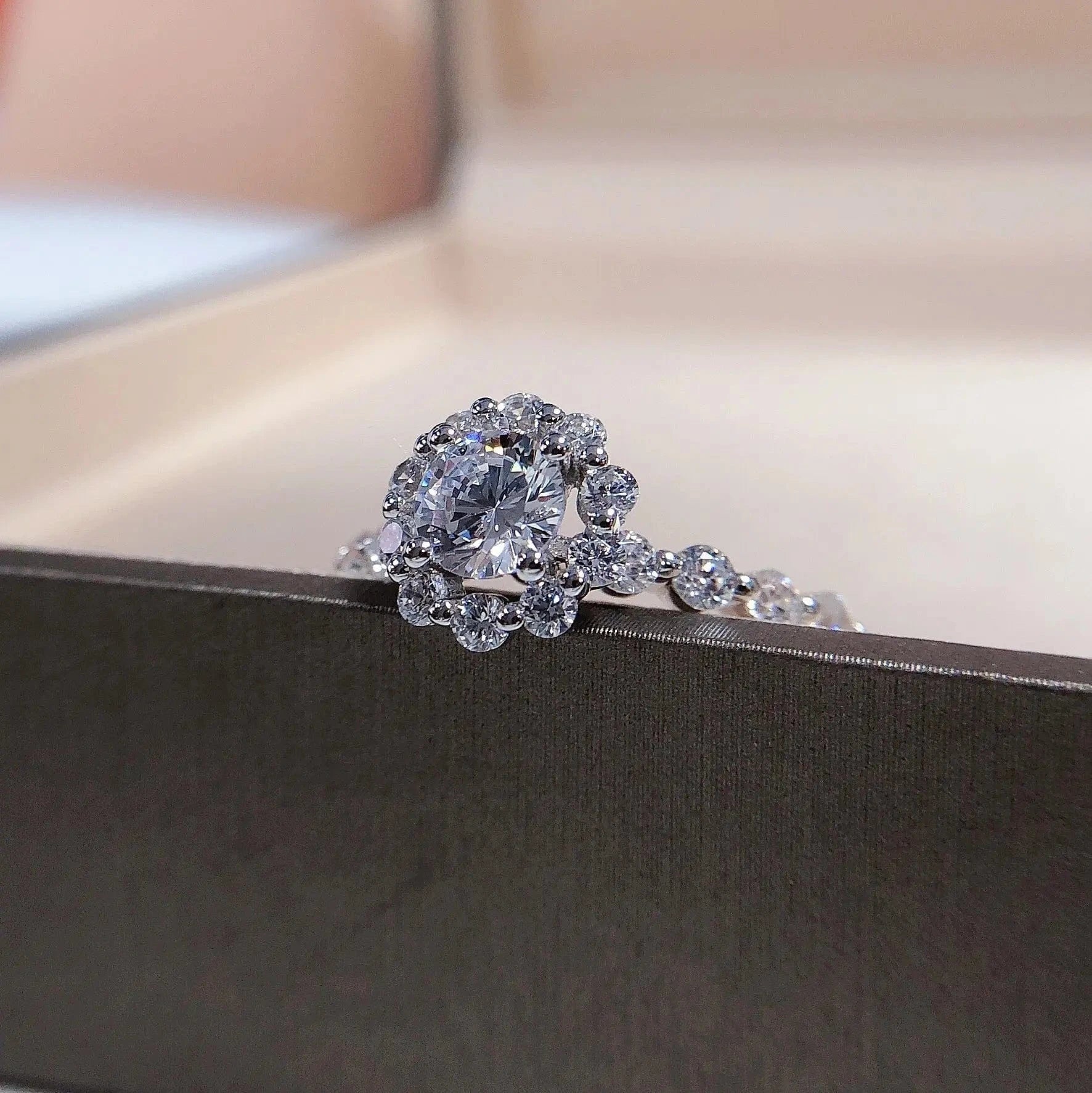 S925 Silver Fine Engagement Jewelry 0.6ct / 5.5mm D VVS1 Round Moissanite Diamond Ring for Women