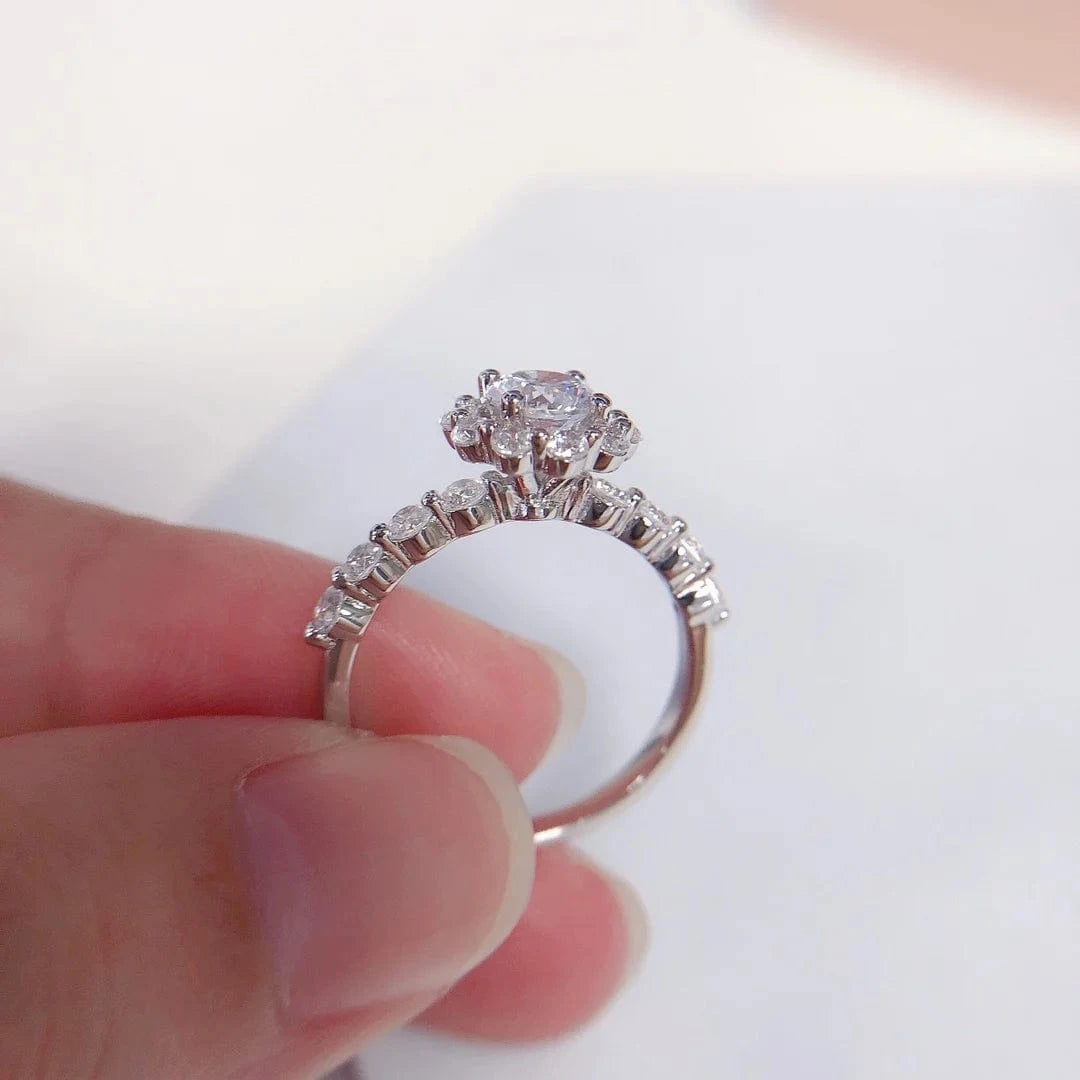 S925 Silver Fine Engagement Jewelry 0.6ct / 5.5mm D VVS1 Round Moissanite Diamond Ring for Women