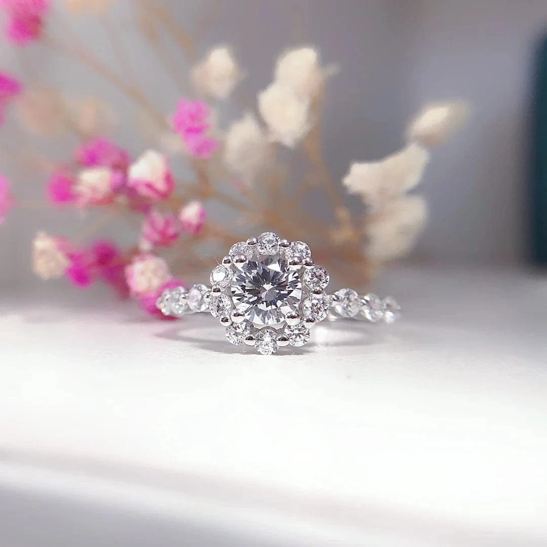 S925 Silver Fine Engagement Jewelry 0.6ct / 5.5mm D VVS1 Round Moissanite Diamond Ring for Women