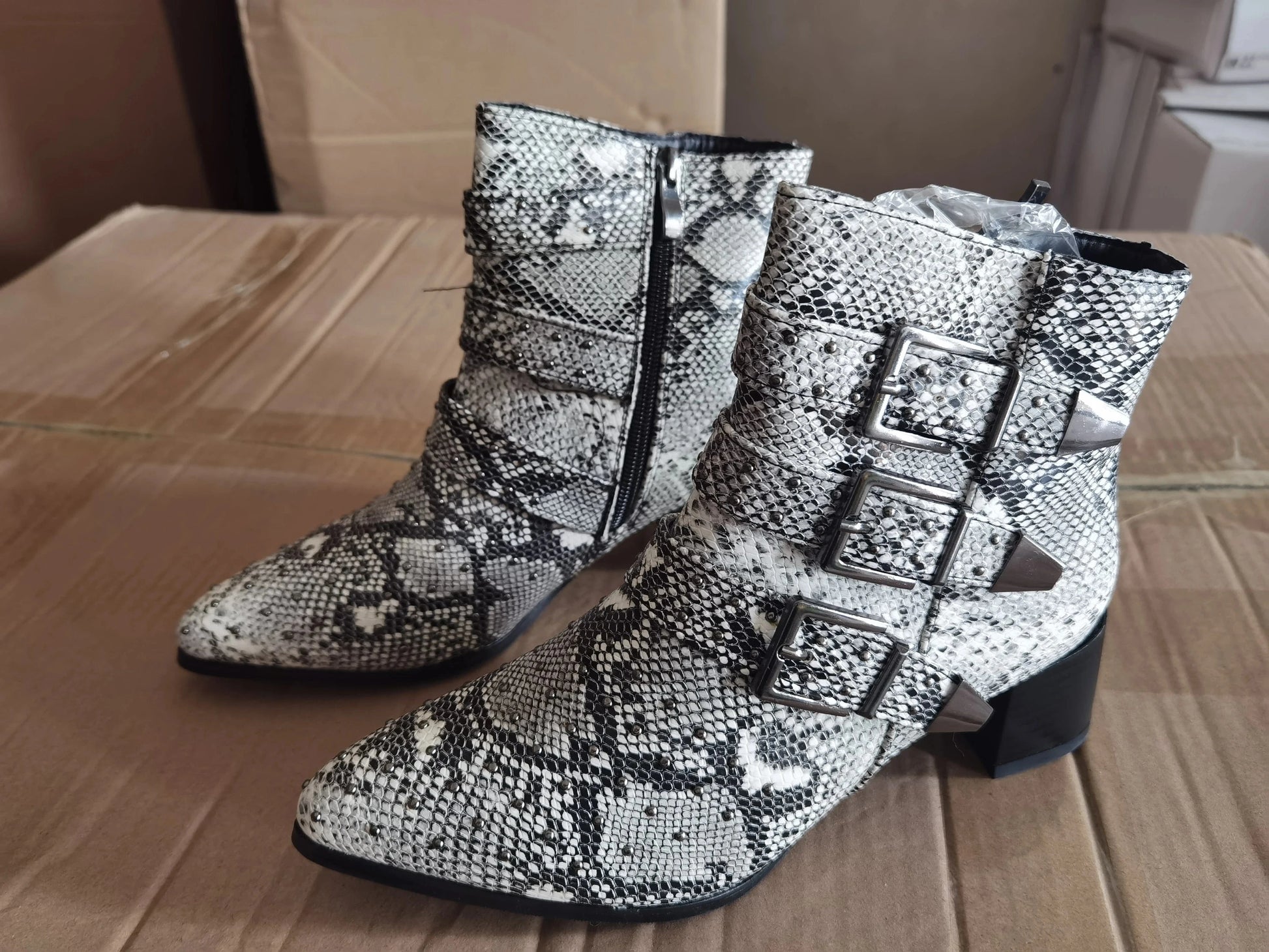 Second kill winter New belt buckle thick heel pointed wild short boots large size boots