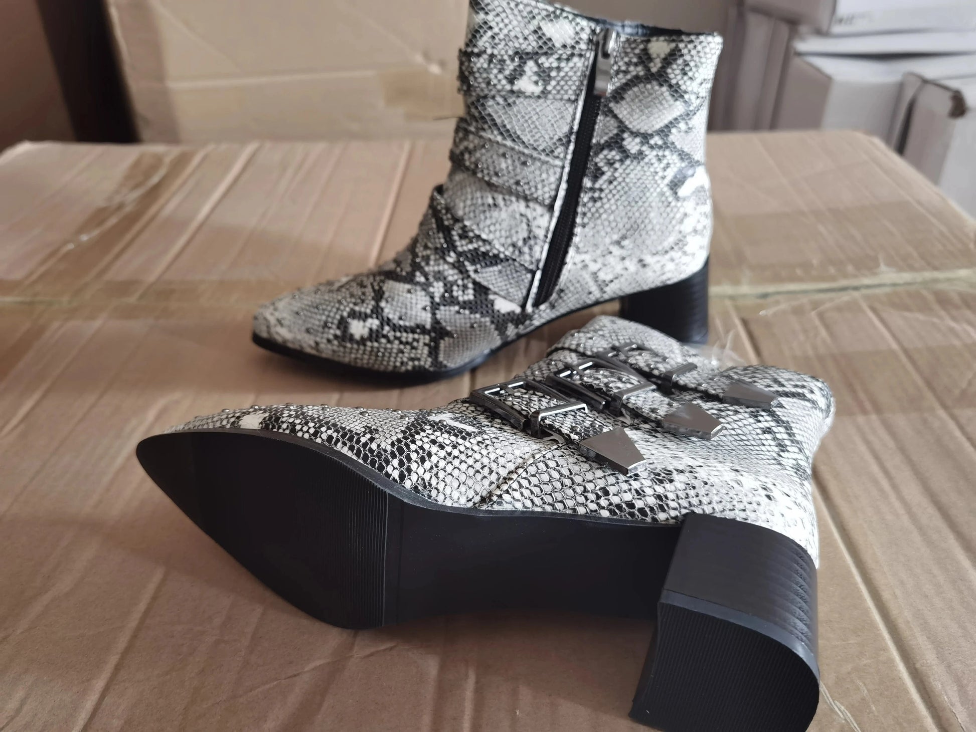 Second kill winter New belt buckle thick heel pointed wild short boots large size boots