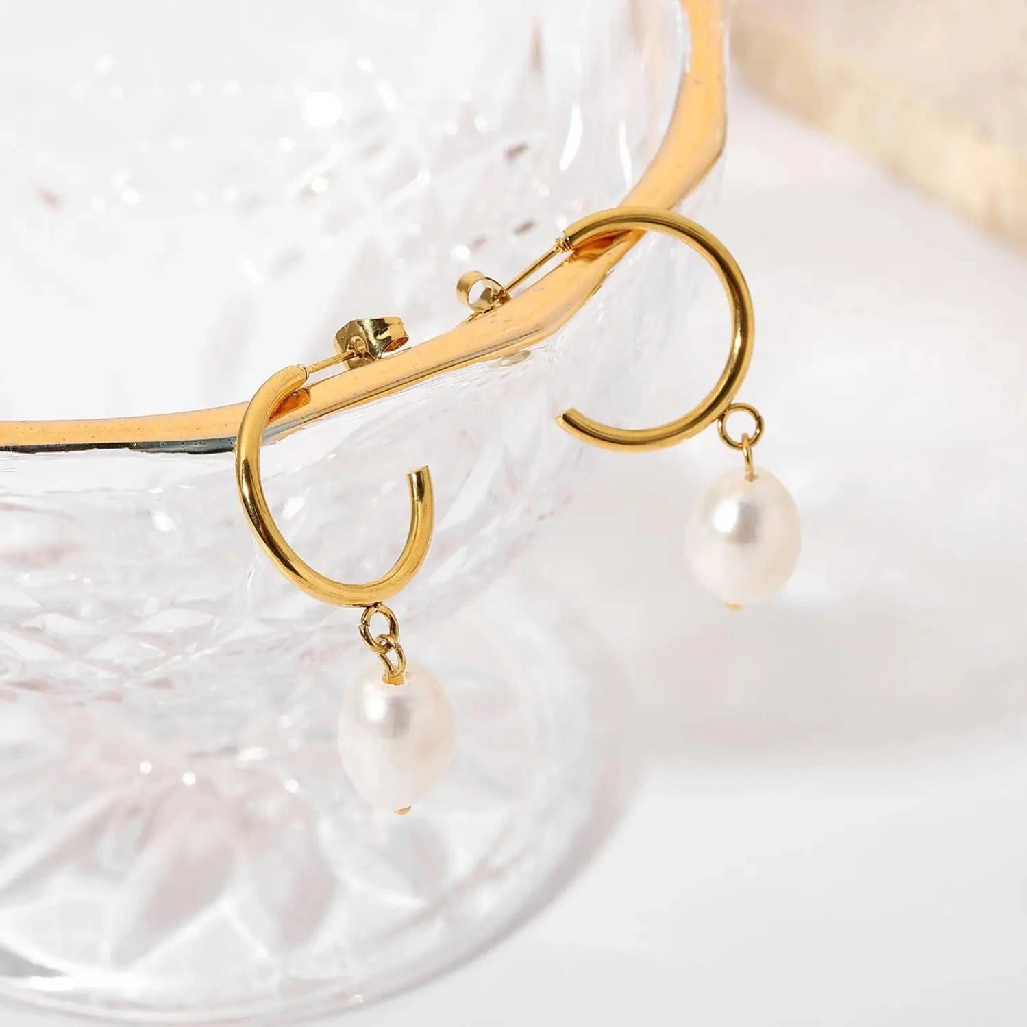 Trendy / E2180 E2180 18K Gold Planted Pearl CC Texture Hoop Earring Nontarnish Stainless Steel Pearl Hoop Earring for Women