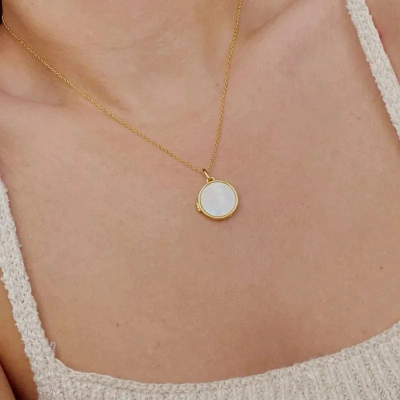 Vintage / 20inches / Round Vintage Shell Photo Album Frame Pendant Necklace 18k Gold Plated Butterfly Women Jewelry