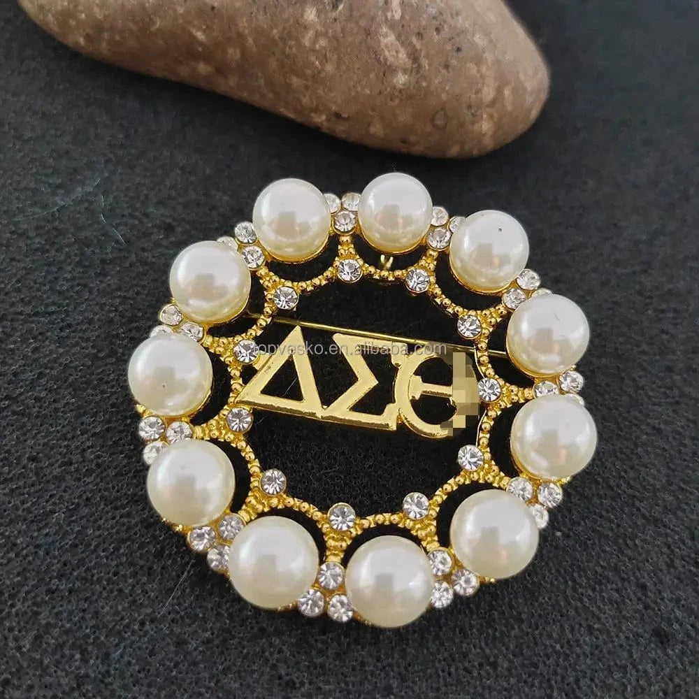 Wholesale Fashion Greek White Pearl Rotundity Delta Sorority Metal Brooch Pin Women Sorority Rhinestones Lapel Pin Jewelry Gift