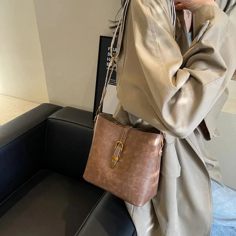 Wholesale New Fashion Retro Handbags 2024 Light Lady Bucket Bags Lady Design Purses For Woman