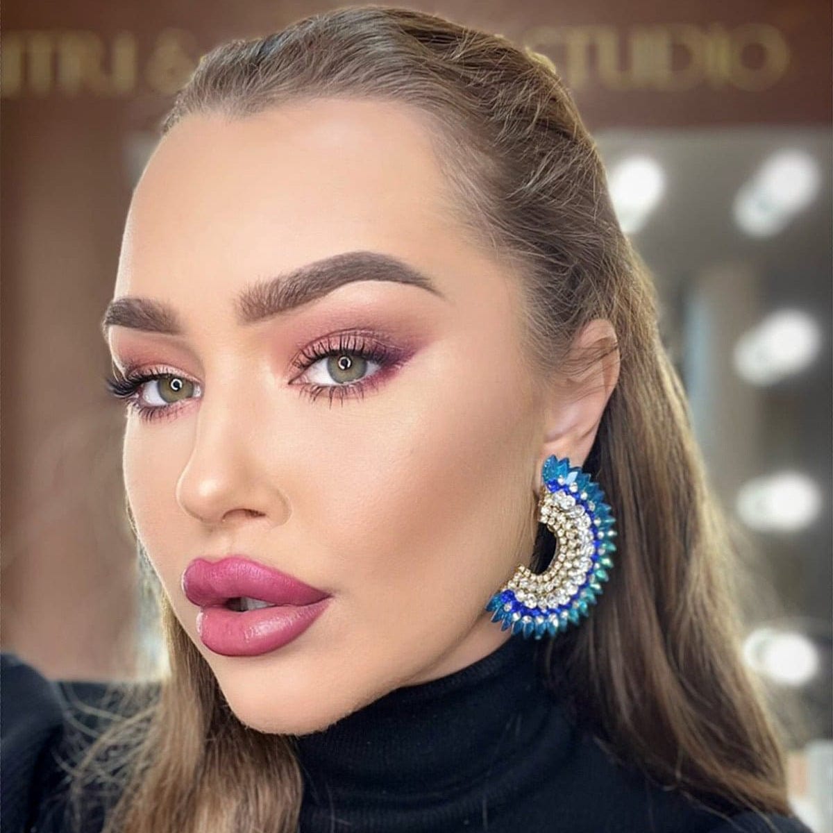 1-earrings Kaimei 2023  new Fashion Vintage Big Stud Earrings For Women Trend Luxury Charm C-Shape Full Crystal Statement Fan Earring