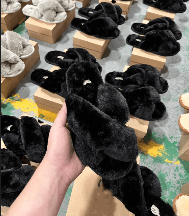 2022 Winter new designers sheepskin fur slippers yezy foam slides warm home fluffy slides famous brand logo winter slippers