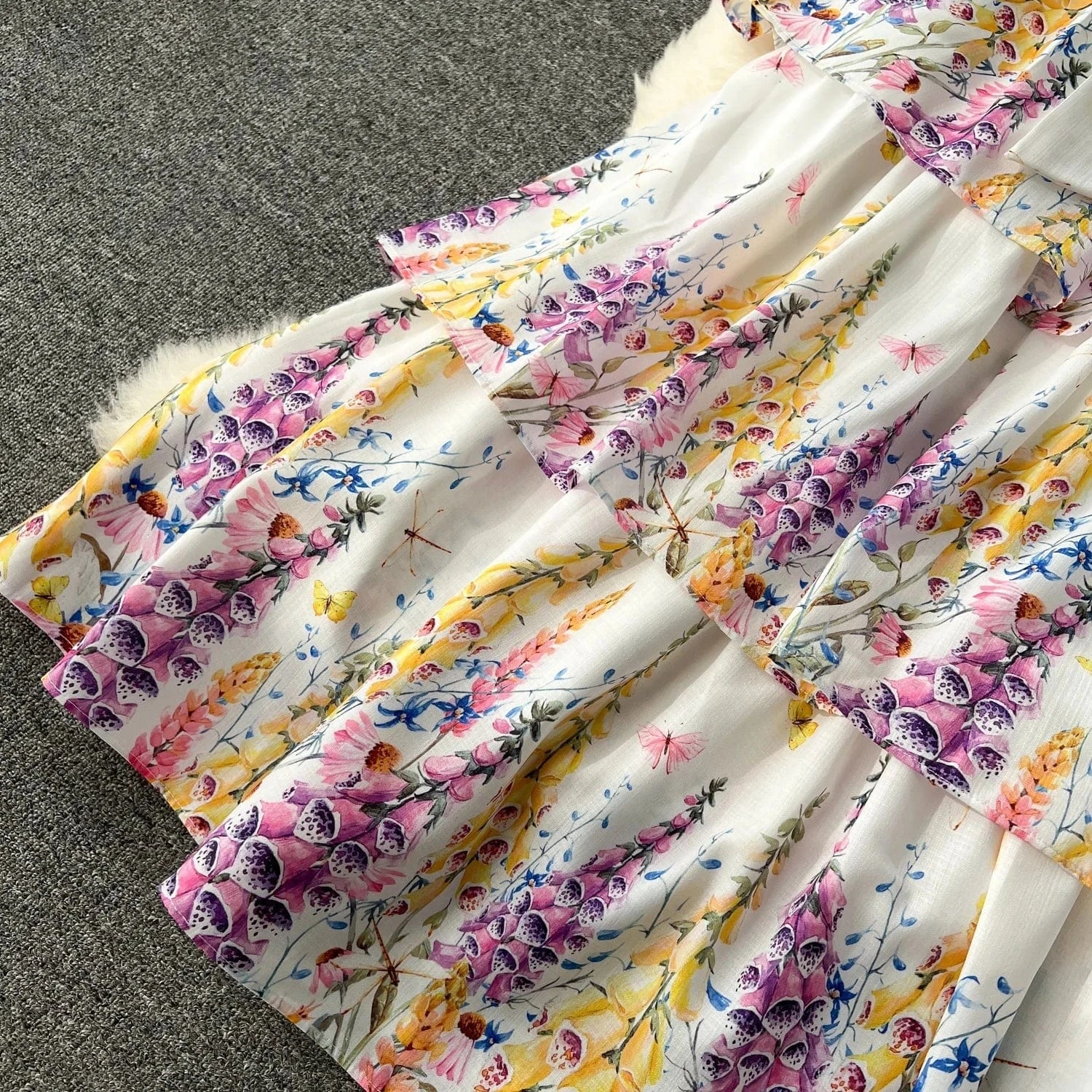 2024 Early Spring Vacation Style V-neck Flare Sleeves Multi Layered Painted Mini Cake Dress