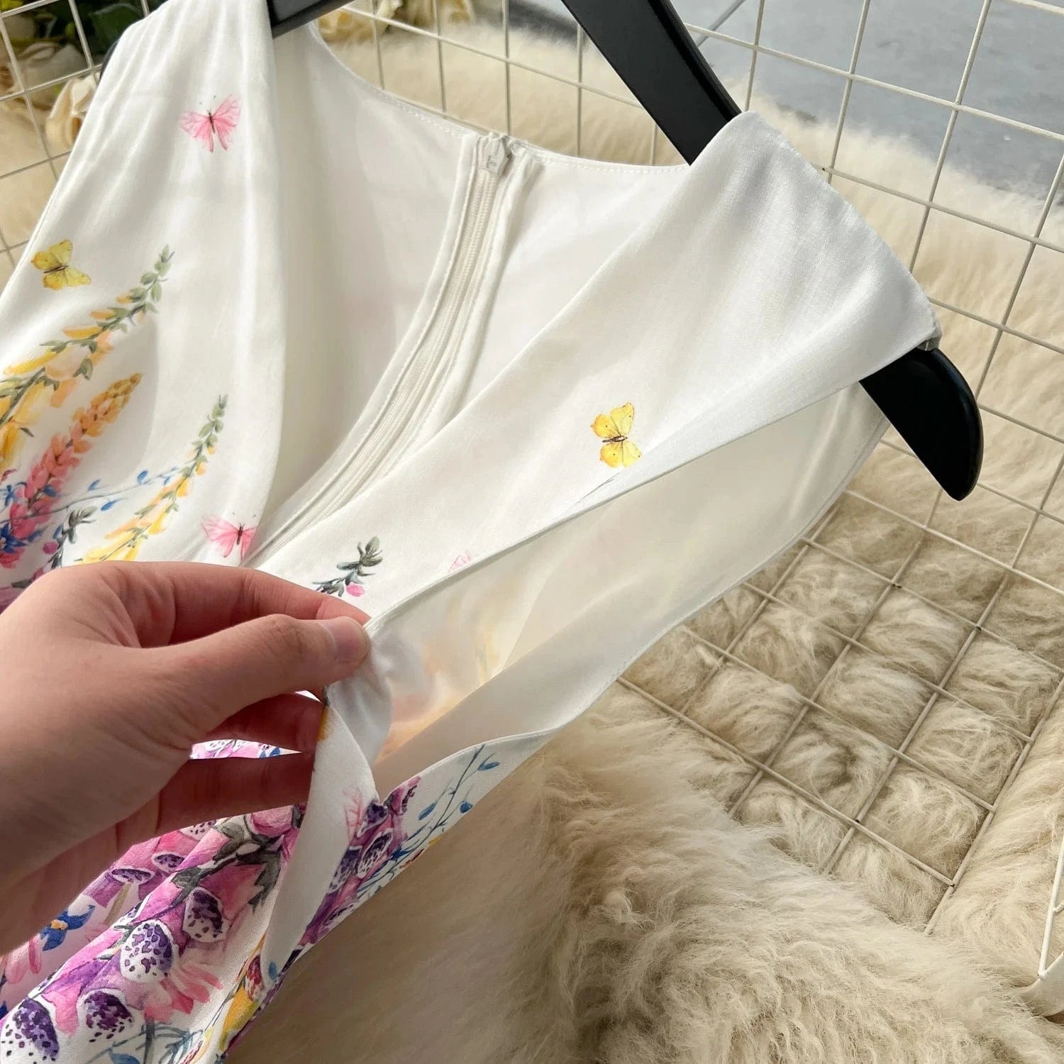 2024 Early Spring Vacation Style V-neck Flare Sleeves Multi Layered Painted Mini Cake Dress