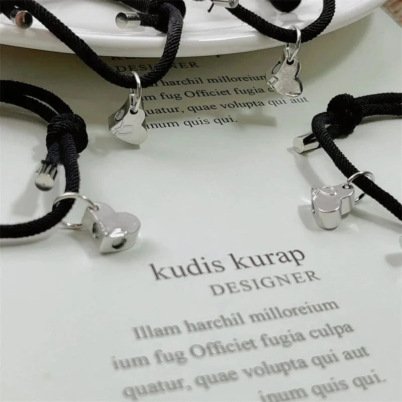 A set of 4 black LWB60287 Good friends and family 4 people love magnet attracting bracelet four-leaf clover creative woven bracelet