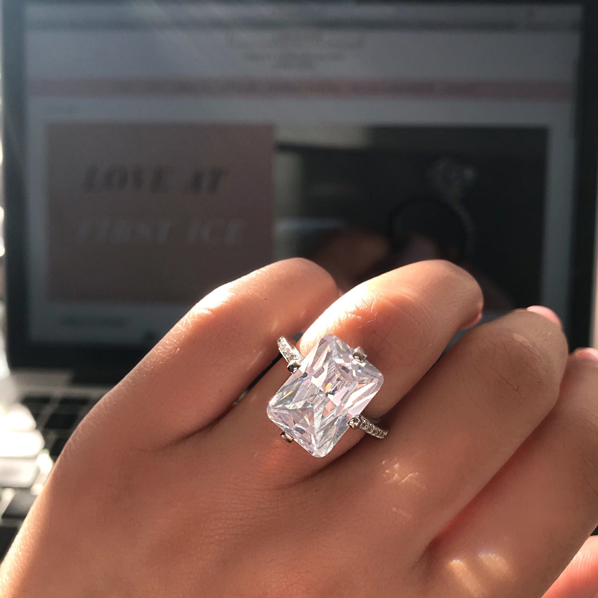 Amazon Dropship CZ Ring Solitaire Crystal Mothers Day Women's Engagement Rings Wedding Band Cubic Zirconia 18K Gold Plated Alloy