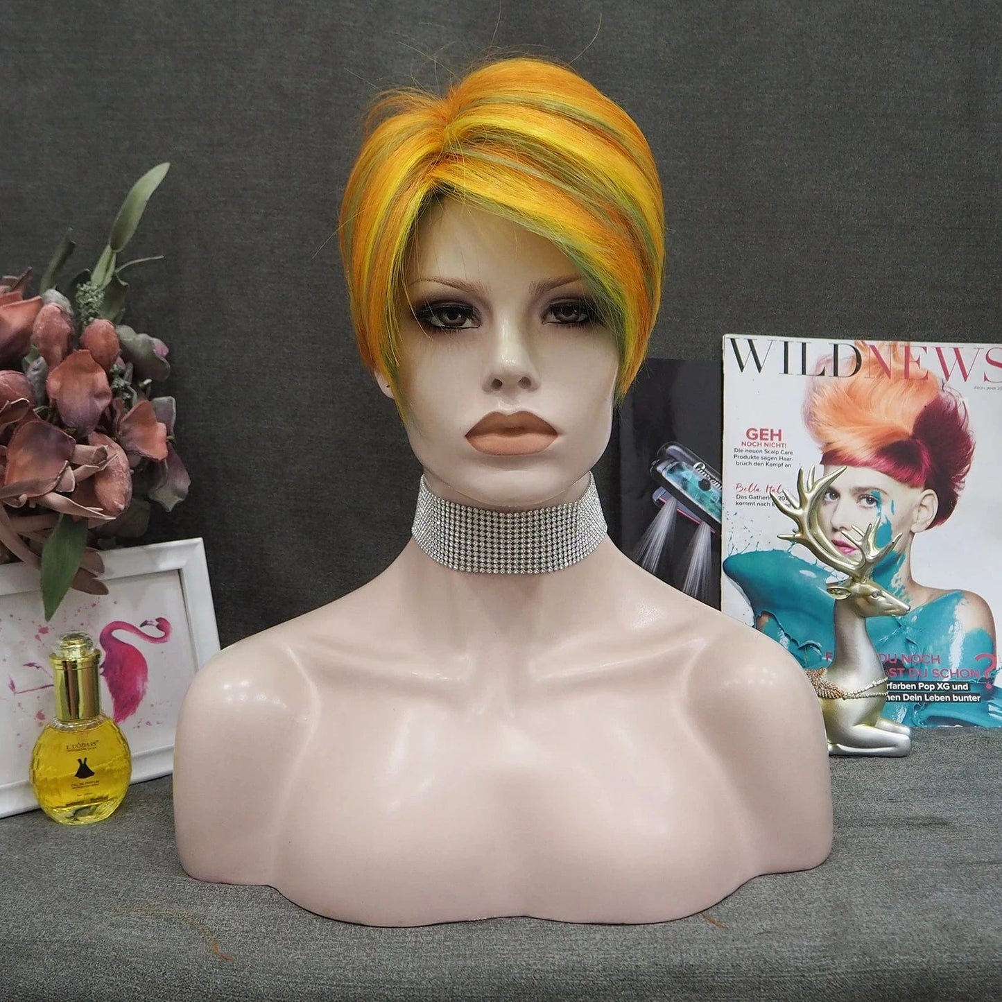 Celebrity Wholesale Popular Synthetic Moosaic gold Color Short Pixie Cut Fiber Synthetic Wigs