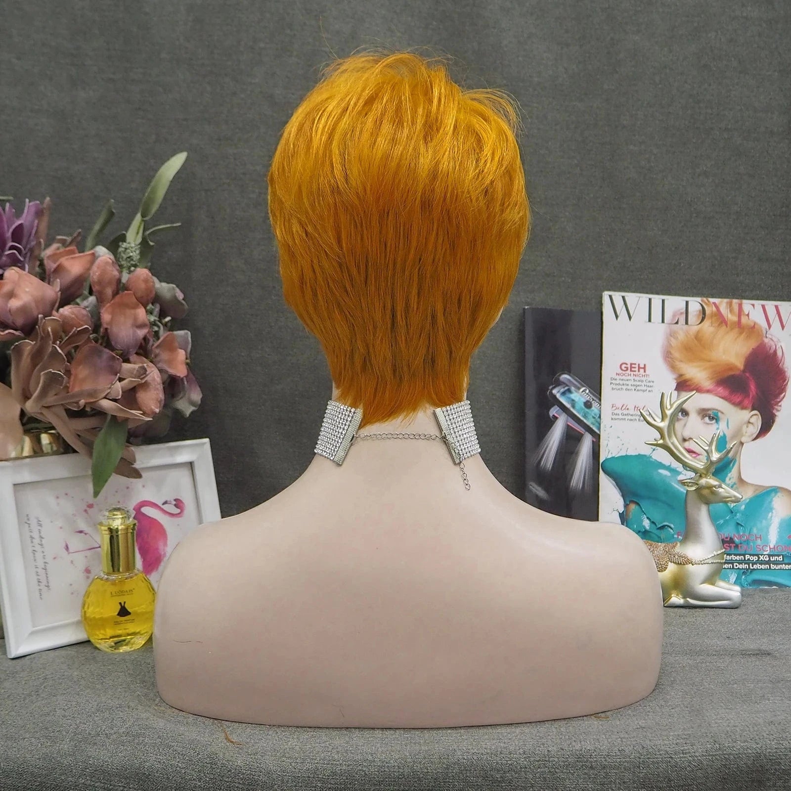 Celebrity Wholesale Popular Synthetic Moosaic gold Color Short Pixie Cut Fiber Synthetic Wigs