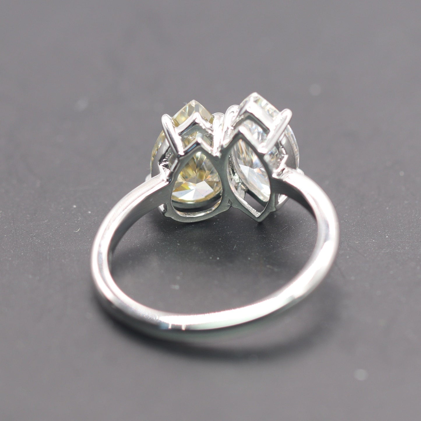 Factory Hot Selling Customized AU750 18K Solid White Gold Two Stone Marquise Cut Pear Cut White Yellow Color 2CT Moissanite Ring