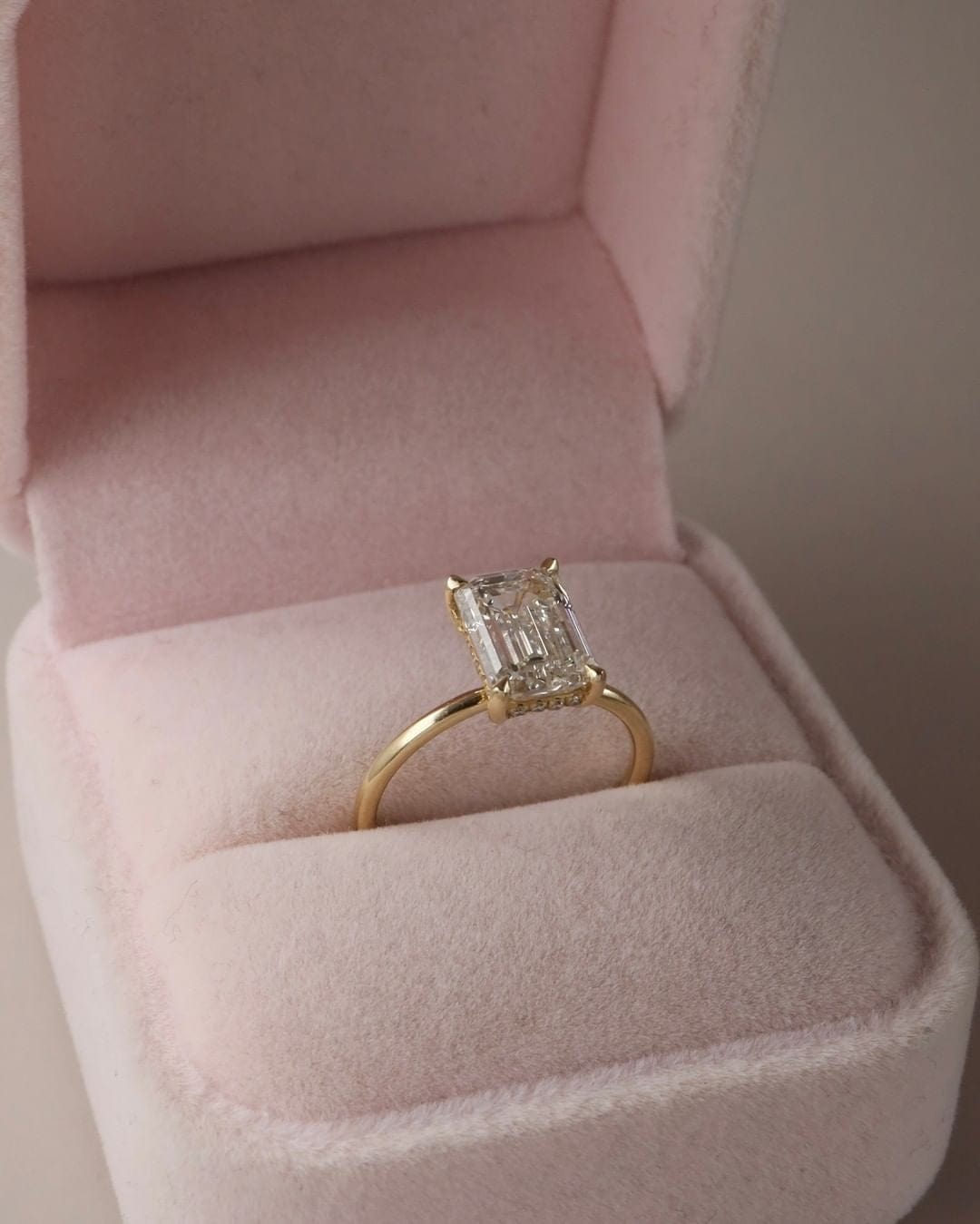 Fancy Jewelry Hot Selling 6X8MM Emerald Cut GRA Certificate Moissanite Classic Wedding Rings Real 18K Solid Gold Custom Rings
