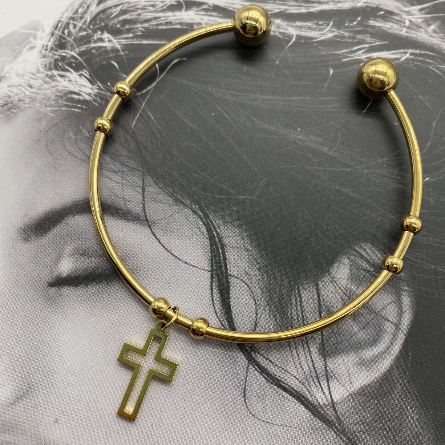 Gold Antique Stainless Steel Crucifix Cross Charm Bangle Bracelet High Quality Vacuum Plating Christian Hollow Cross Cuff Bangle