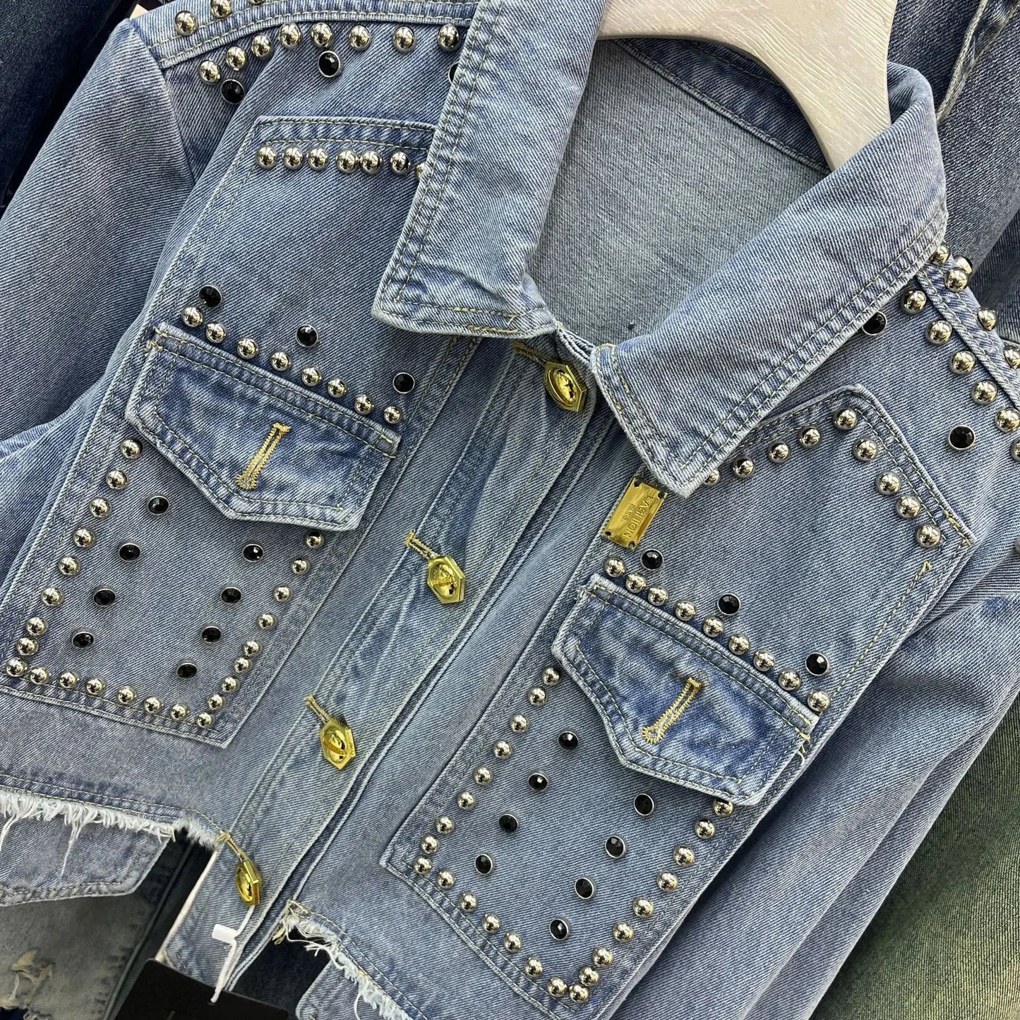 JL7311 Newest Style Lady Jean Jacket Long Sleeve Woman Denim Jacket with Rivets Golden Buttons Women Casual Jacket