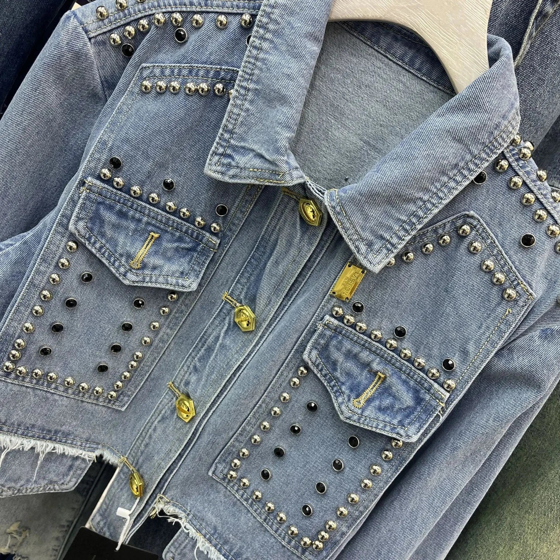 JL7311 Newest Style Lady Jean Jacket Long Sleeve Woman Denim Jacket with Rivets Golden Buttons Women Casual Jacket