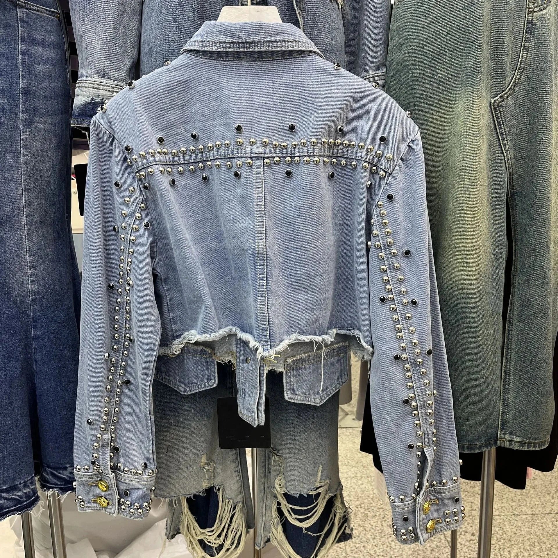 JL7311 Newest Style Lady Jean Jacket Long Sleeve Woman Denim Jacket with Rivets Golden Buttons Women Casual Jacket
