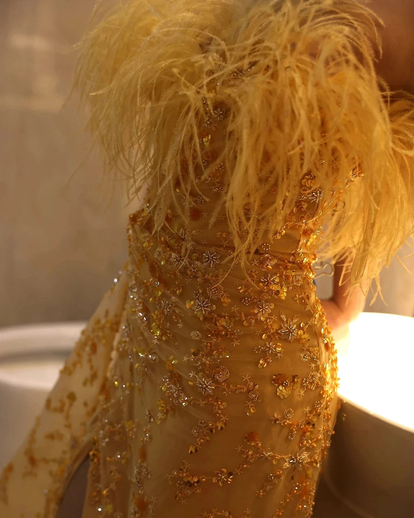 Luxury Feather Yellow Gold Evening Dress With Overskirt Slit Elegant Strapless Women Wedding Prom Party Gowns Sz442