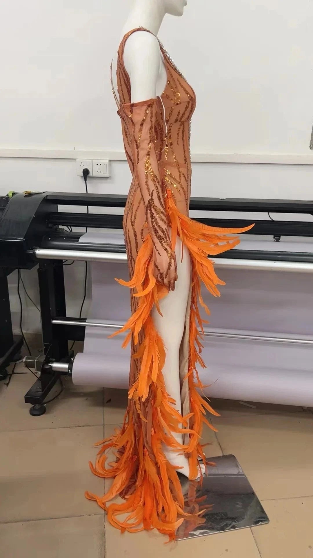 New Design Ladies Orange Elegant Runway Dress Feathers Beading Sexy Maxi Evening Dresses