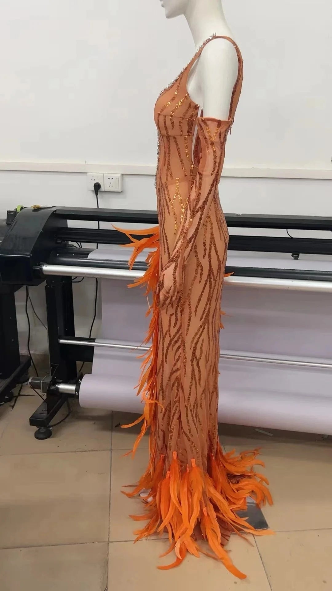 New Design Ladies Orange Elegant Runway Dress Feathers Beading Sexy Maxi Evening Dresses