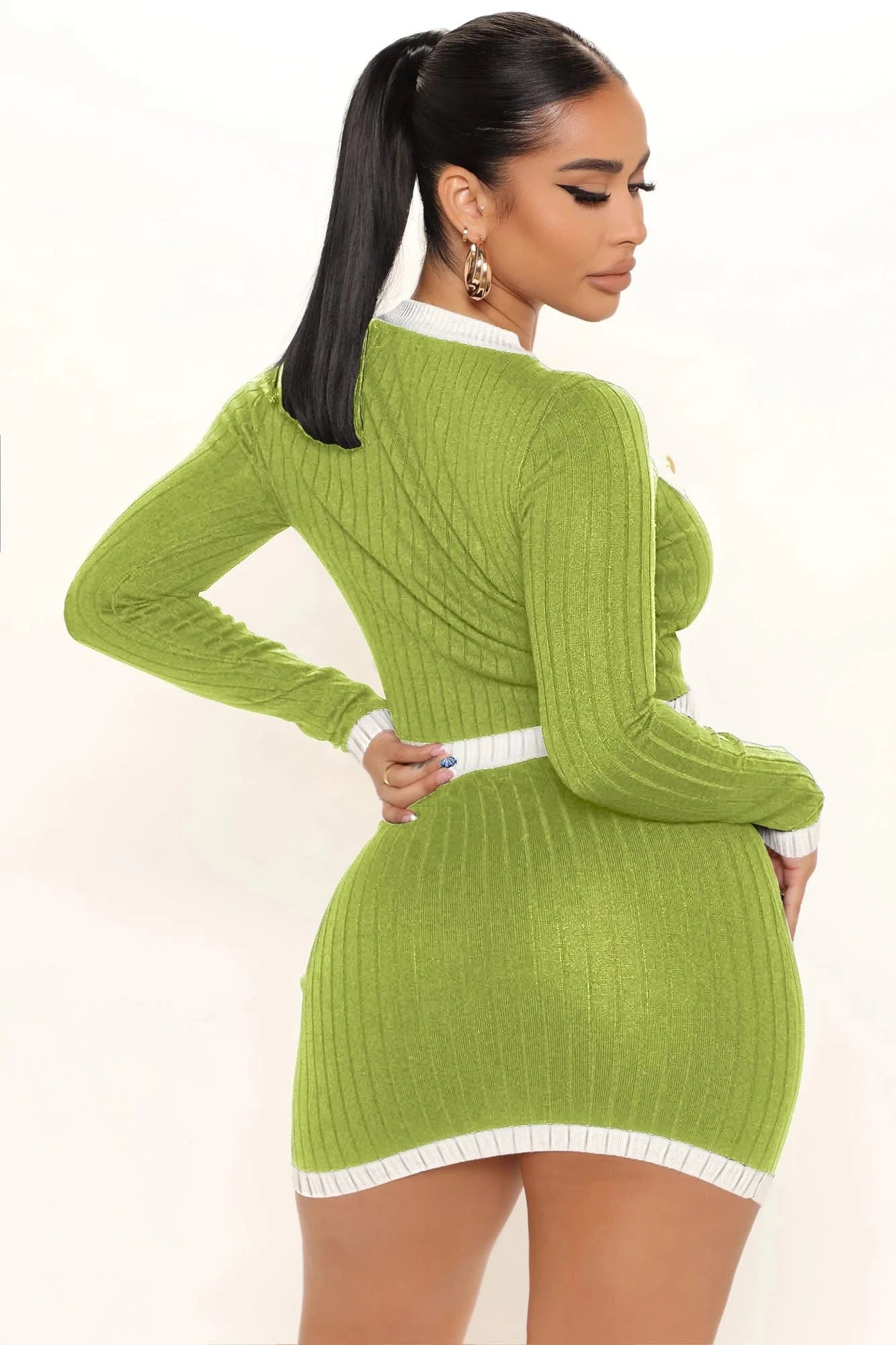 Threaded crewneck, contrasting long sleeves, short skirt, small fragrance suit