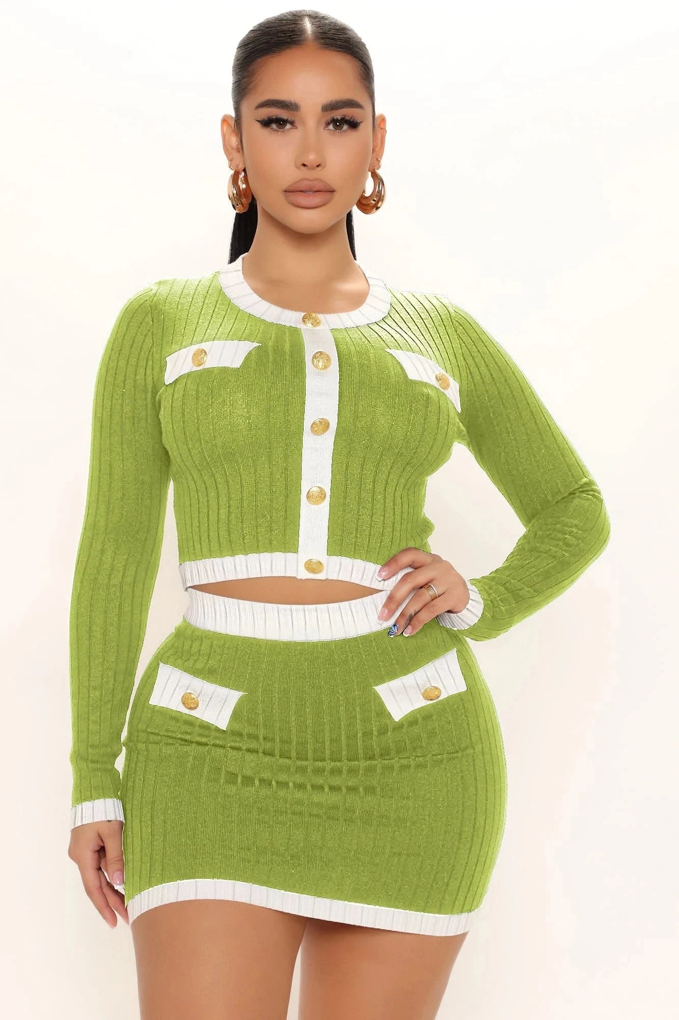 Threaded crewneck, contrasting long sleeves, short skirt, small fragrance suit